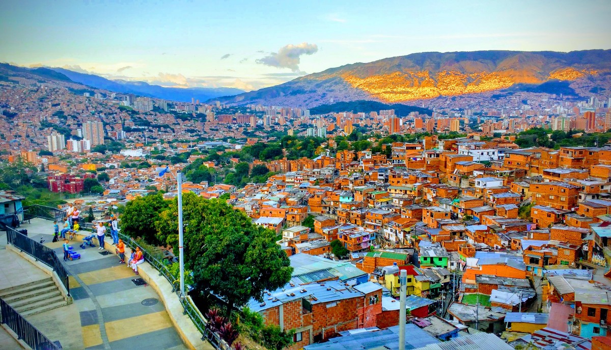 Urbanismo social: organización y participación comunitaria. La experiencia  de urbanismo social de Medellín, Colombia.