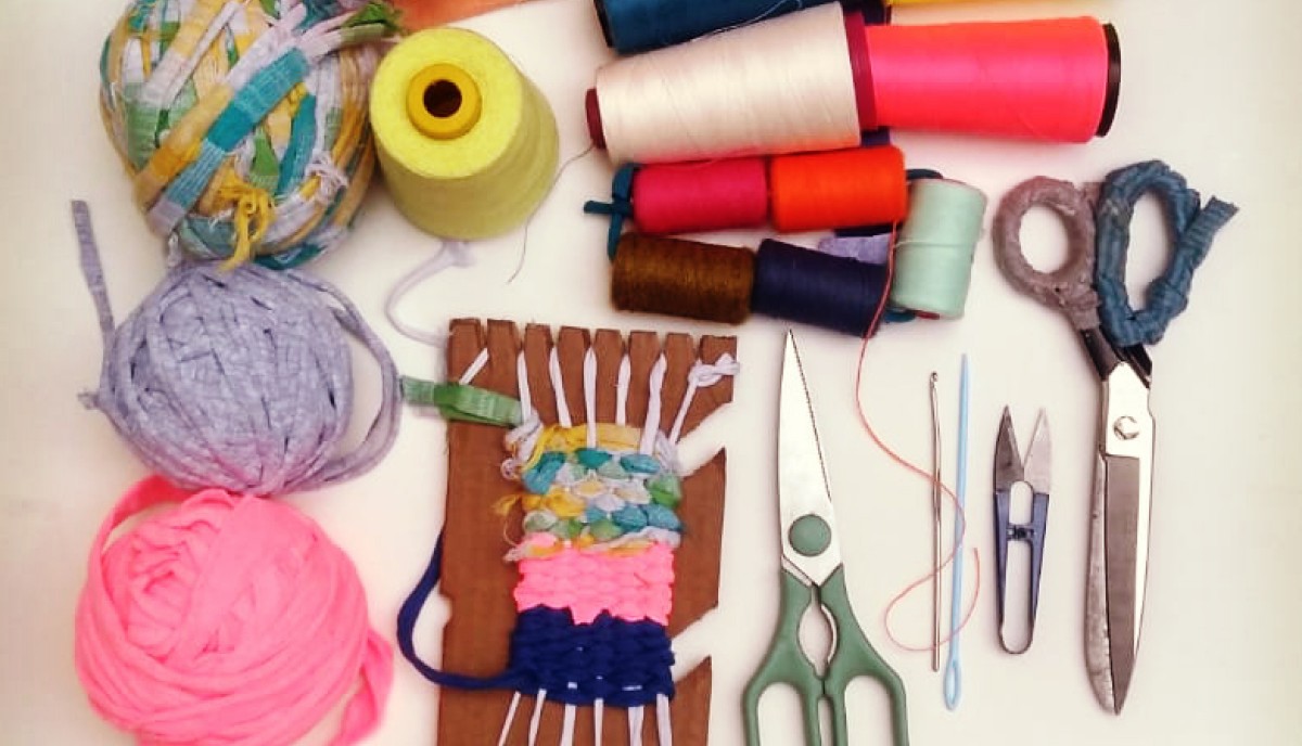 Taller de telar con remanentes de tela