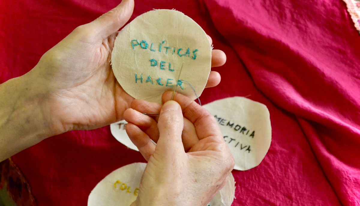 Arropar deseos: Bordados sobre pañoletas
