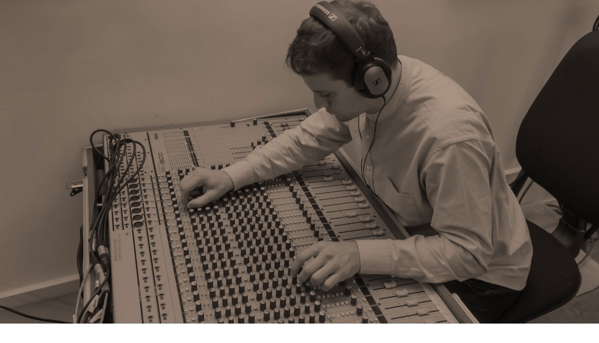 Podcast: cómo contar historias en audio con Tomás Pérez Vizzón