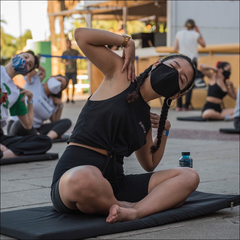 Entrenamiento físico y stretching con Ailen Elben