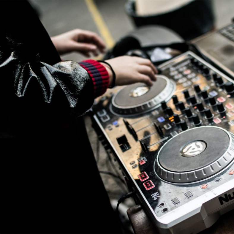 Tardes Clave + DJ Set Mica Figueira