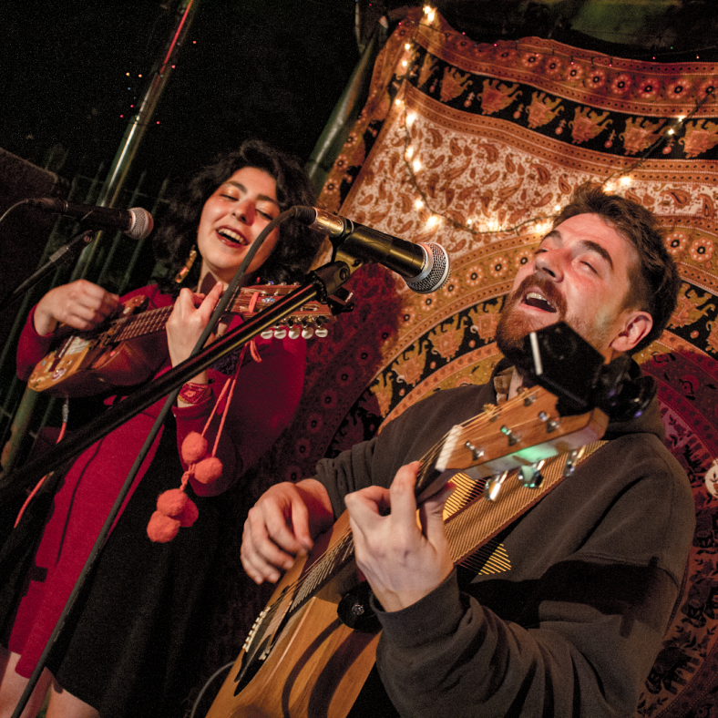 Dúo cantina con Sofía Viola y Santi Moraes