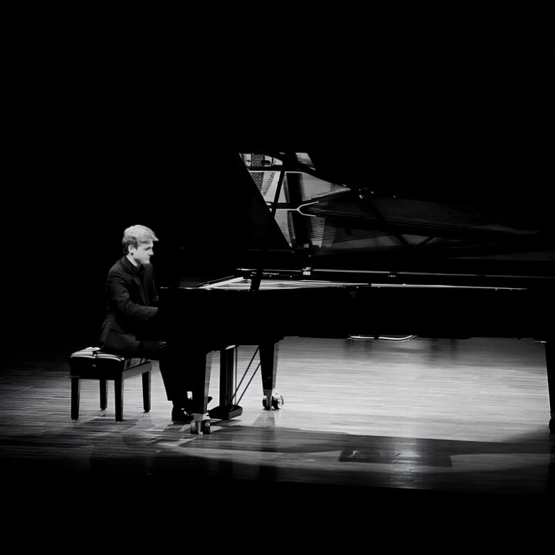 Gabriel Santos - piano