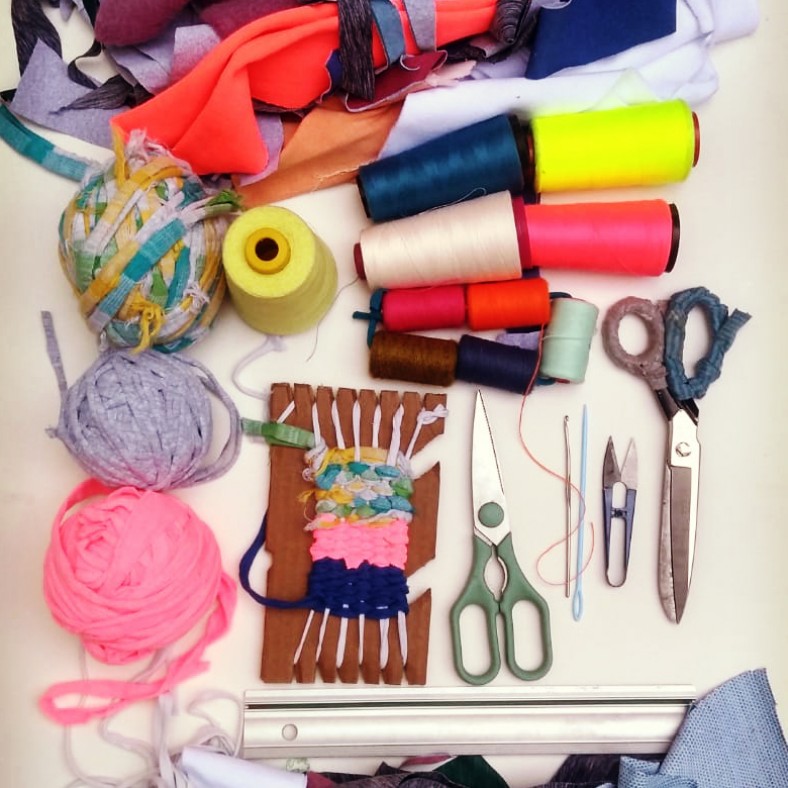 Taller de telar con remanentes de tela