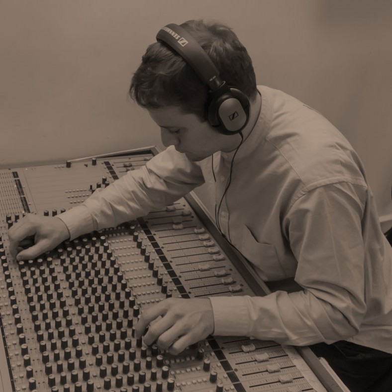 Podcast: cómo contar historias en audio con Tomás Pérez Vizzón