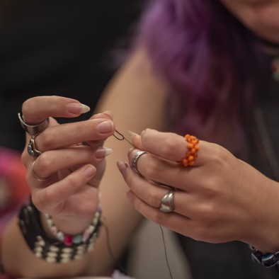 Coser futuros: taller de reconstrucción textil con Flor Dacal
