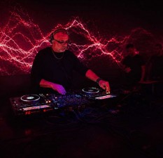 Primeras mezclas: introducción al arte del DJ con Julio Erre
